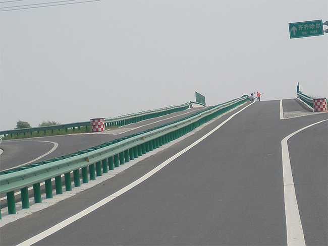 成都高速公路护栏的材质与规格